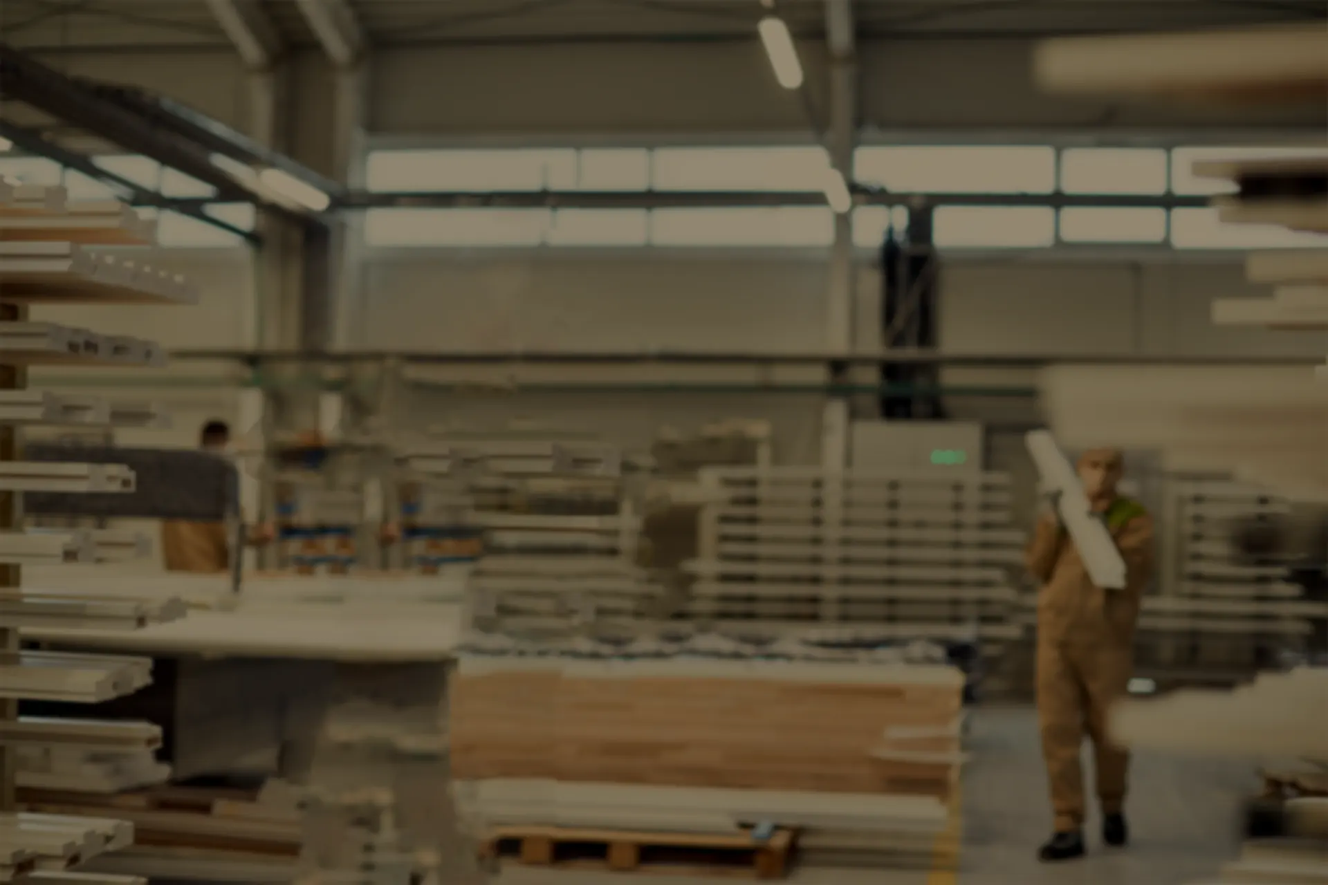 Trabajadores cargando placas de madera